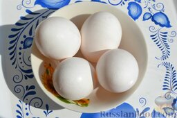 Салат с кальмарами и огурцами: Отвариваем куриные яйца. Берём четыре куриных яйца (одно яйцо пойдёт на украшение салата). Отвариваем куриные яйца в течении десяти минут.
