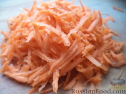 Салат с куриной печенью, свеклой и солеными огурцами: Очистить морковь, натереть на крупной терке.