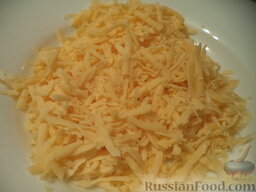 Быстрый крабовый салат: Твердый сыр натереть на терке.