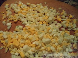Быстрый крабовый салат: Яйца очистить, нарезать кубиками.