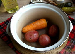 Винегрет с запеченной свеклой: Далее хорошо вымыть все овощи. Картофель и морковь положить в кастрюльку и поставить на плиту. Их можно варить в одной большой кастрюле, доставая по мере готовности.  Всем овощам дать полностью остыть, на это уйдёт некоторое время.   Свеклу, картофель и морковь освободить от ненужного верхнего слоя.