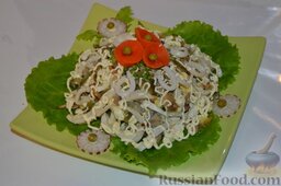 Салат из кальмаров с грибами: Выкладываем салат из кальмаров на листья салата горкой, украшаем по своему вкусу.   Приятного аппетита!