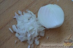 Салат из кальмаров с грибами: Подготавливаем лук: чистим, вымываем и нарезаем его, как нравится.