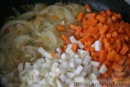 Лагман: Обжарьте до золотистости лук, затем к нему отправьте сельдерей и морковь. Протушите овощи около 5 минут, уменьшив огонь. После чего отправляйте овощную поджарку к мясу.