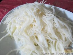 Витаминный салат из кольраби: Капусту помойте, снимите верхний слой (не жалейте, пусть это будет примерно 0,3 см волокнистого слоя). Натрите кольраби на терке, которая режет жульеном (тонкая соломка).