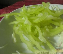 Витаминный салат из кольраби: Болгарский перец помойте и порежьте также тонкой соломкой.
