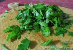 Витаминный салат из кольраби: Петрушку порубите.