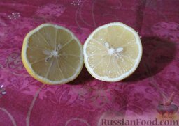 Витаминный салат из кольраби: Из половинки лимона выдавите сок.