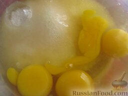Торт "Семистаканник": Яйца взбейте с сахаром. (В одном стакане получается 4 яйца высшей категории.)