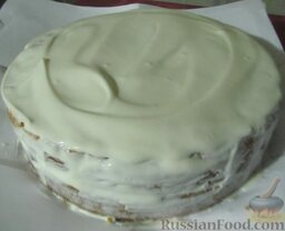 Торт "Семистаканник": Накройте вторым коржом, обильно смажьте оставшимся кремом. В общем-то, торт готов.