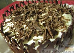 Торт "Семистаканник": Украсьте торт по своему усмотрению. Я сделала корону из растопленного шоколада и посыпала торт рубленным шоколадом.