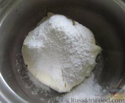 Торт "Семистаканник": Тем временем взбейте сметану с сахарной пудрой. Если сметана жидкая, то можно откинуть ее на марлю и подвесить над миской на 4-5 часов, чтобы стекла лишняя жидкость.