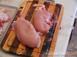 Чахохбили из курицы: Курицу вымыть и порезать на порционные куски, жир и кожу при этом оставить.