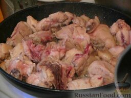 Чахохбили из курицы: Разогреть сковороду и обжаривать мясо без добавления масла до появления румяной корочки.