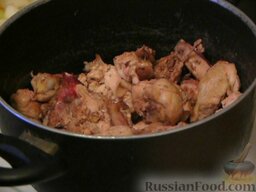 Чахохбили из курицы: Переложить мясо в кастрюлю.
