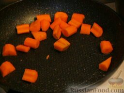 Чахохбили из курицы: В сковороду из-под мяса положить крупно порезанные лук и морковь. Овощи тоже должны подрумяниться.