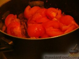 Чахохбили из курицы: С помидоров снять кожицу и крупно нарезать. Отправить помидоры в кастрюлю. Тушить блюдо 25-30 минут. По желанию в конце добавить лавровый лист.