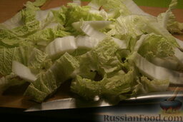Салат с тунцом: Капусту лучше порезать крупными кусками, приблизительно 1-1,5 см.
