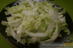 Салат с тунцом: Сложив капусту в миску, полейте её половиной салатной заправки. Перемешайте и выкладывайте на блюдо, в котором будете подавать салат.