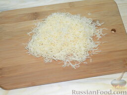 Фасолевый пирог с шампиньонами и сыром: Натереть сыр (была использована тёрка со средним полотном).