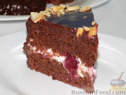 Шоколадный торт с вишнями и взбитыми сливками: Приятного аппетита!