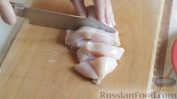 Куриные грудки по-восточному: Куриные грудки тщательно промойте, нарежьте порционными кусочками.
