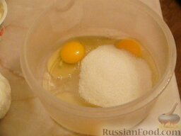 Творожная запеканка с изюмом и грецкими орехами: Разбиваем яйца в емкость, добавляем сахар и смешиваем миксером до того момента, пока сахар полностью не растворится. В процессе добавить щепотку соли.