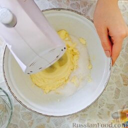 Мраморный кекс: Масло взбить с сахаром и ванилином до однородной массы.