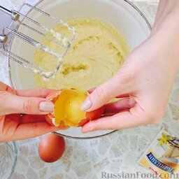 Мраморный кекс: Постепенно добавлять яйца, продолжая взбивать.