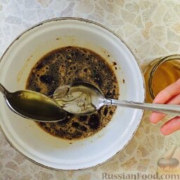 Кофейно-медовый кекс: Добавить мёд. Если мёд сильно густой, то можно слегка его подогреть.