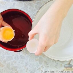 Кефирный торт "Деревенский": Яйца разделить на белки и желтки.