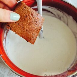 Кефирный торт "Деревенский": Для крема смешать сметану и сахарную пудру. Окунать каждую шоколадную фигурку в сметану.