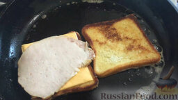 Тосты на завтрак: Перевернуть тосты, на зажаренную сторону положить сыр и буженину.