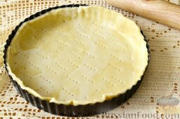 Пирог со сливами: Раскатайте охлажденное песочное тесто в тонкий пласт, уложите в смазанную маслом кулинарную форму.