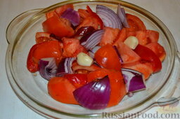 Соус "Сальса": Перед приготовлением соуса запекаю овощи в духовке до румяности. Острый перец разрезаю и удаляю семена под проточной водой. Кладу в форму для запекания.   Спелые мясистые помидоры вымываю, разрезаю на дольки, отправляю к перцу. Красный лук очищаю, вымываю, разрезаю на части и выкладываю между долек помидоров.   Очищенные дольки чеснока также выкладываю к овощам.   Теперь, полив нарезанные овощи оливковым маслом, помещаю их в разогретую (t=200°C) духовку. Оставляю овощи запекаться в духовке на 15-20 мин.