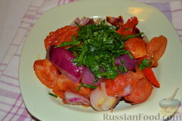 Соус "Сальса": Подрумяненные овощи достаю из духовки, охлаждаю.  С охлаждённых помидоров снимаю шкурку. Добавляю к овощам зелень.