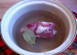 Густой рассольник с сухариками: На плиту поставить вариться свинину. Сдобрить бульон солью, закинуть лист лавровый.
