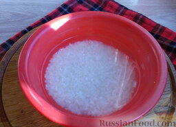 Густой рассольник с сухариками: Как только картофель закипит, нужно кинуть рис, предварительно промыв его несколько раз.