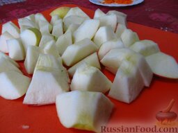 Милопитакья - греческие пирожки: Яблоки почистите и порежьте кусочками 3х3 см. (Я яблоки не почистила от кожуры и потом об этом пожалела.)
