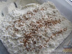 Милопитакья - греческие пирожки: В другой миске смешайте муку, соль, сахарный песок, разрыхлитель и корицу.