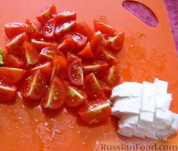 Салат из авокадо, тунца, помидоров и сыра: Помидорки черри разрежьте на четыре части.   Фету нарежьте кубиками.