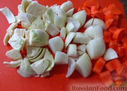 Сочные мясные котлеты с овощами: Капусту, морковь и лук порежьте небольшими кусочками.  Включите духовку на 220 градусов.