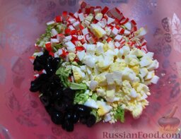 Салат из пекинской капусты и крабовых палочек "Ромашка": Добавьте оливки в миску.