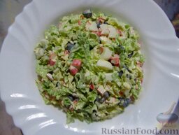 Салат из пекинской капусты и крабовых палочек "Ромашка": Выложите салат на тарелку, сформируйте горку.