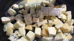 Паста "4 сыра": Растапливаем сливочное масло на сковородке, добавляем сыры.