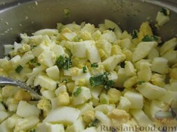 Ажурные пирожки на дрожжах (жареные): Тем временем яйца отварите, почистите, смешайте с резаным зеленым луком и солью.