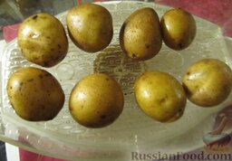 Тефтели с картофелем на пару: Картофель помойте и выложите на решетку на нижнем этаже пароварки.