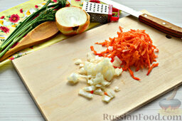 Курник: Морковку и лучок измельчаем удобным способом, можно морковку – на терке, лук – порубить.