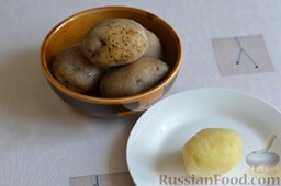 Салат с курицей и картошкой: Картофель для салата варим неочищенный, а чистим уже сваренный и немного остывший.