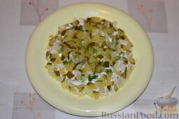 Салат с курицей и картошкой: Маринованные огурцы мелко нарезаем, кладём сверху лука.